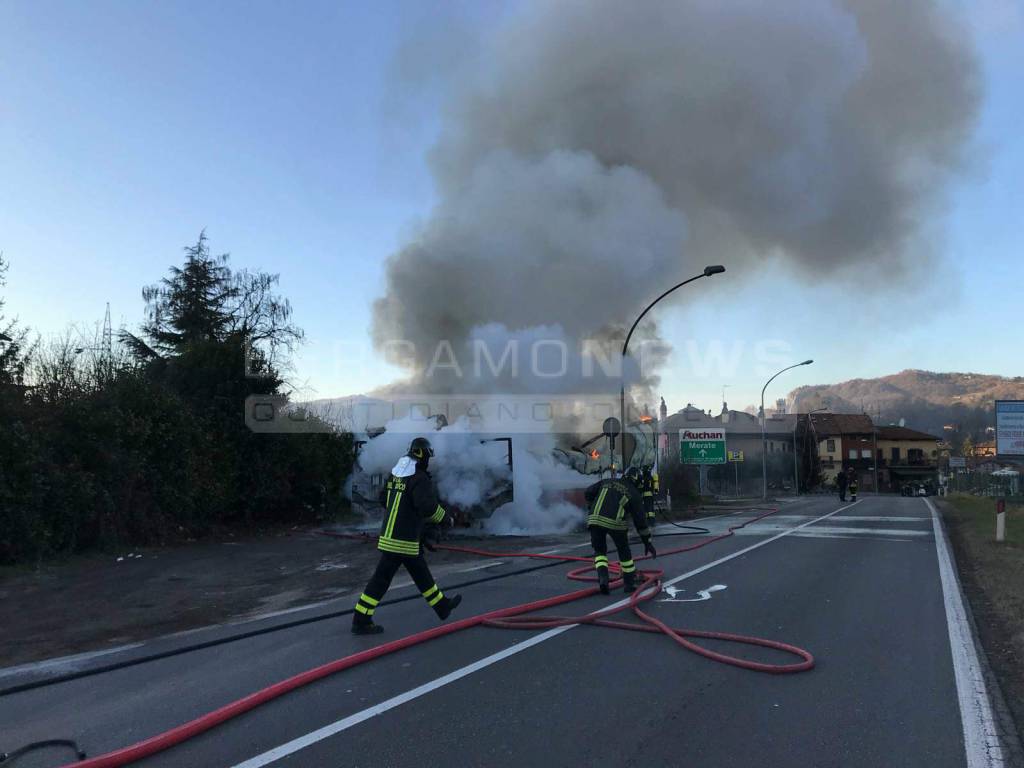 Camion in fiamme a Barzana