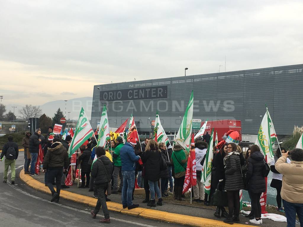 Oriocenter, nuova protesta contro le aperture natalizie 