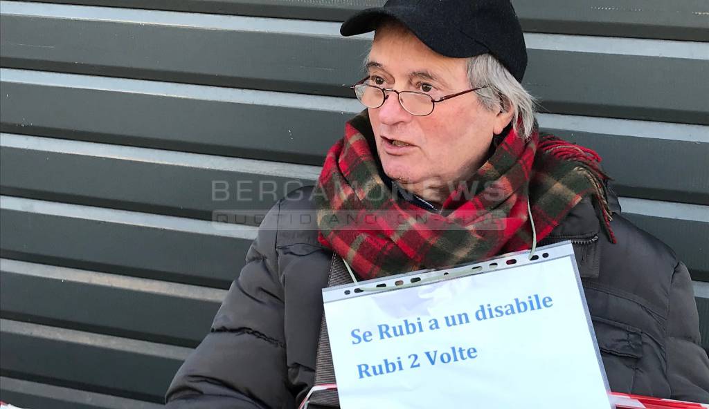 Protesta alla Vodafone di Bergamo