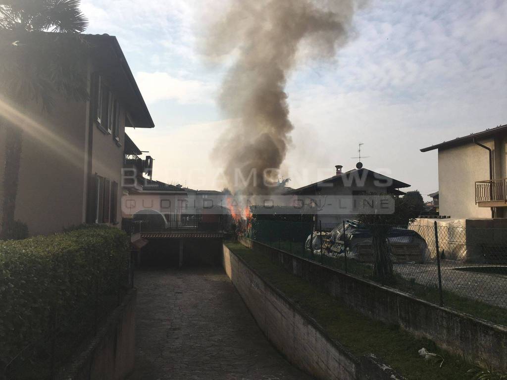 Incendio a Verdello, brucia deposito di legna