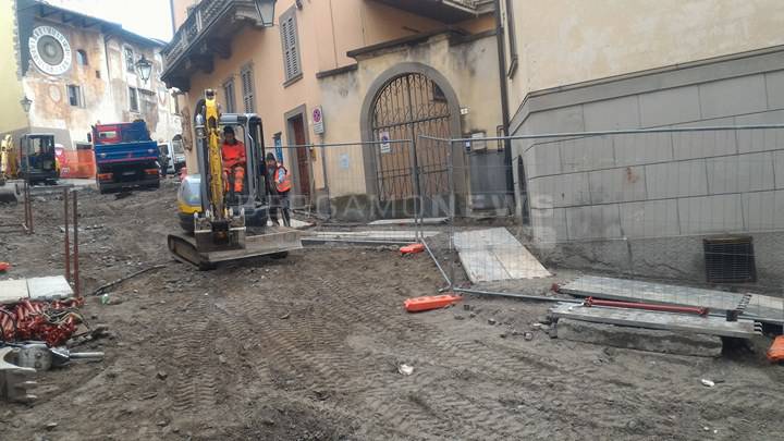 Lavori in piazza orologio