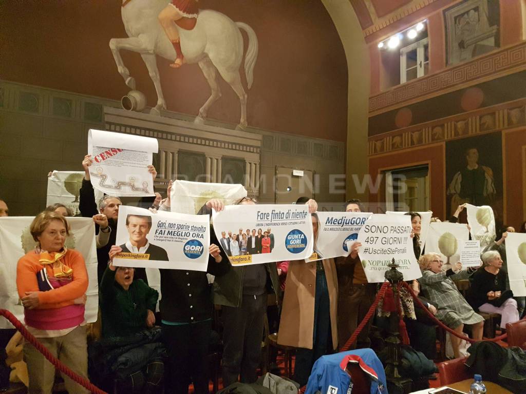 Protesta dei No Parking Fara in consiglio comunale a Bergamo