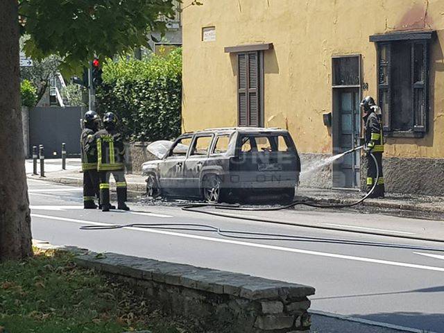 Auto in fiamme a Colognola