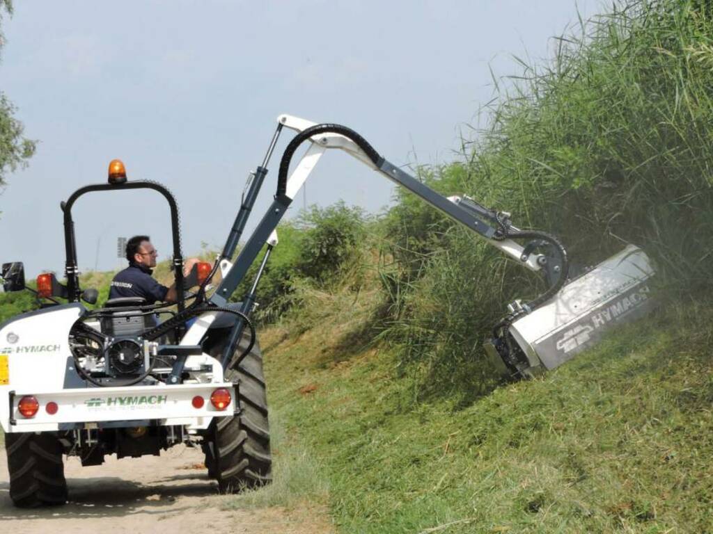 Trattore per tagliare l'erba