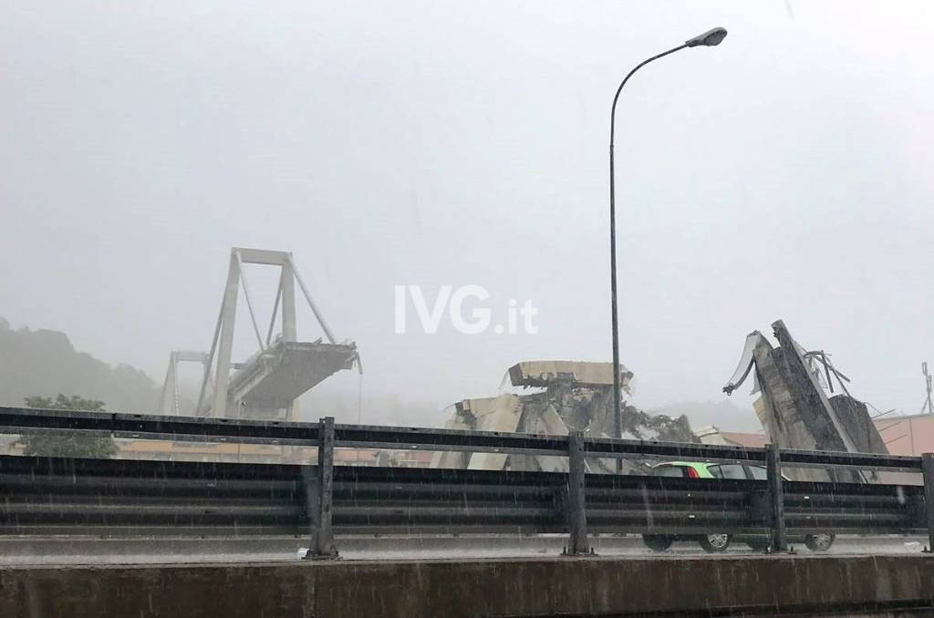 Crolla ponte sull'A10 a Genova