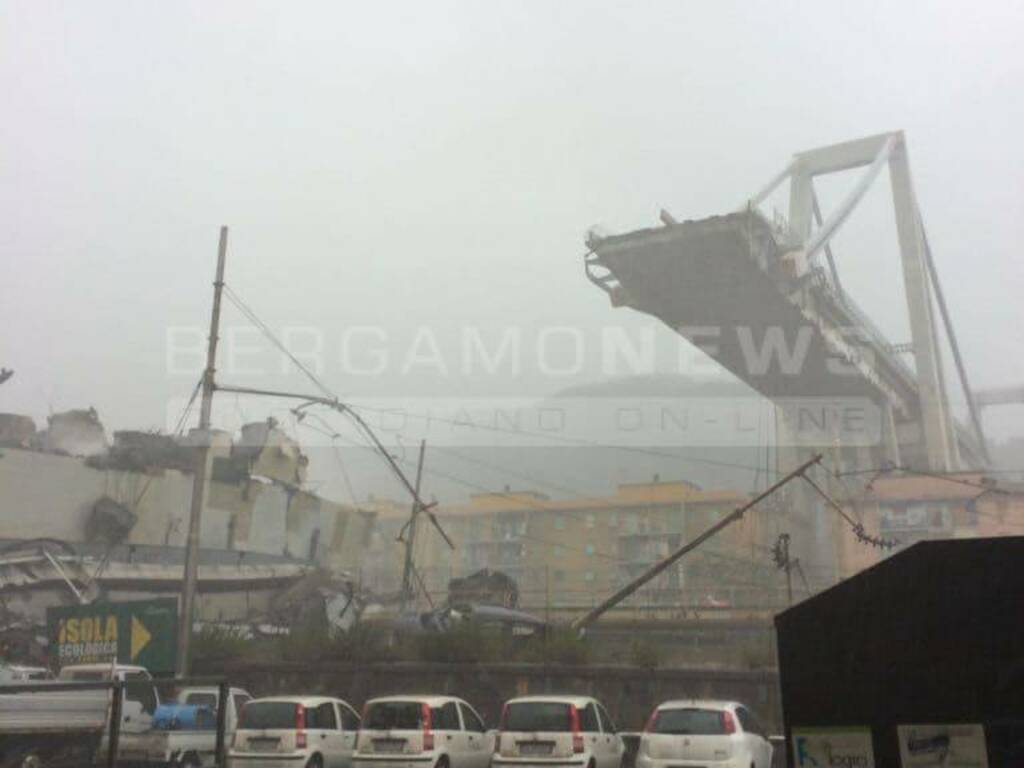 Genova, crolla ponte sull'A10