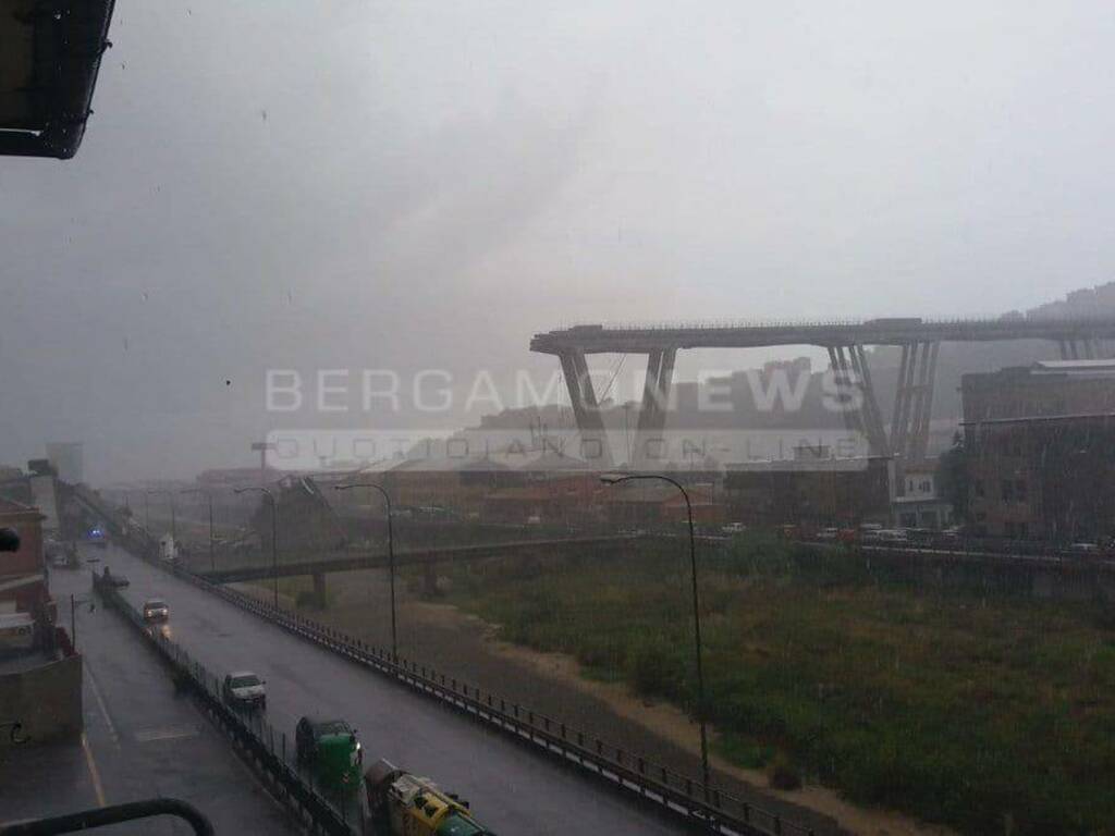 Genova, crolla ponte sull'A10