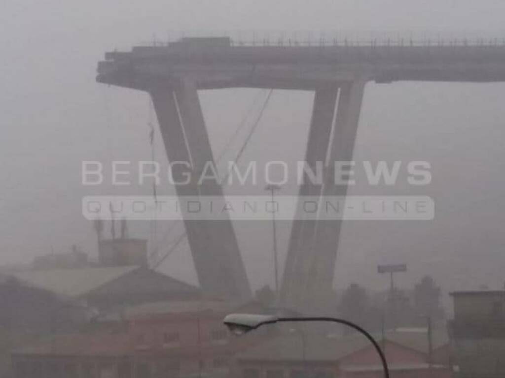 Genova, crolla ponte sull'A10