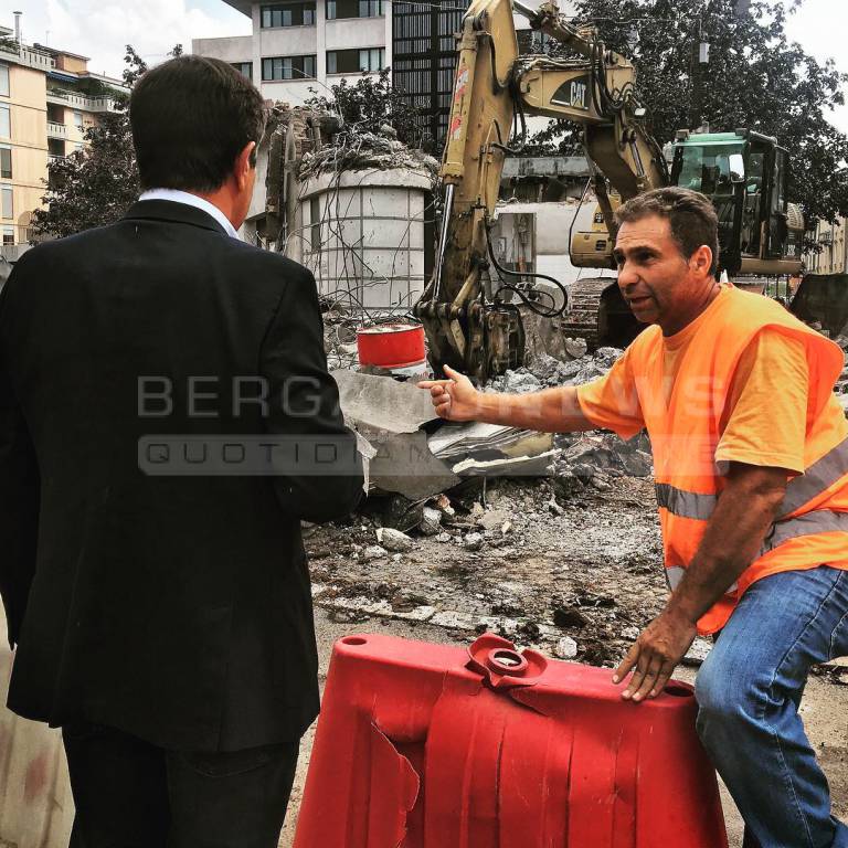 Giù il vecchio distributore di via Baschenis