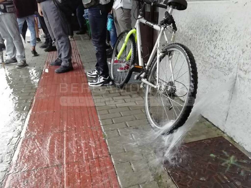 I muri della stazione di Ponte San Pietro perdono acqua