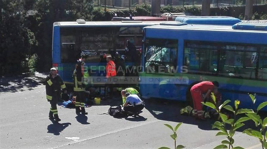 Incidente tra due pullman a Gazzaniga