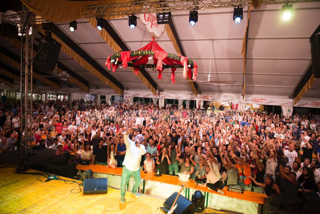 Pienone al Gerundium Fest per Jerry Calà: una ragazza gli lancia il reggiseno