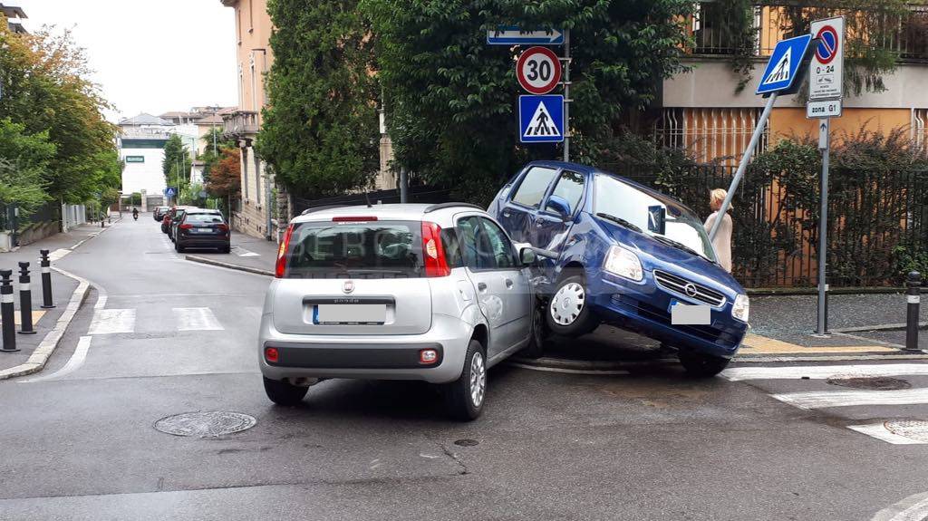 Scontro tra due auto in via Milano