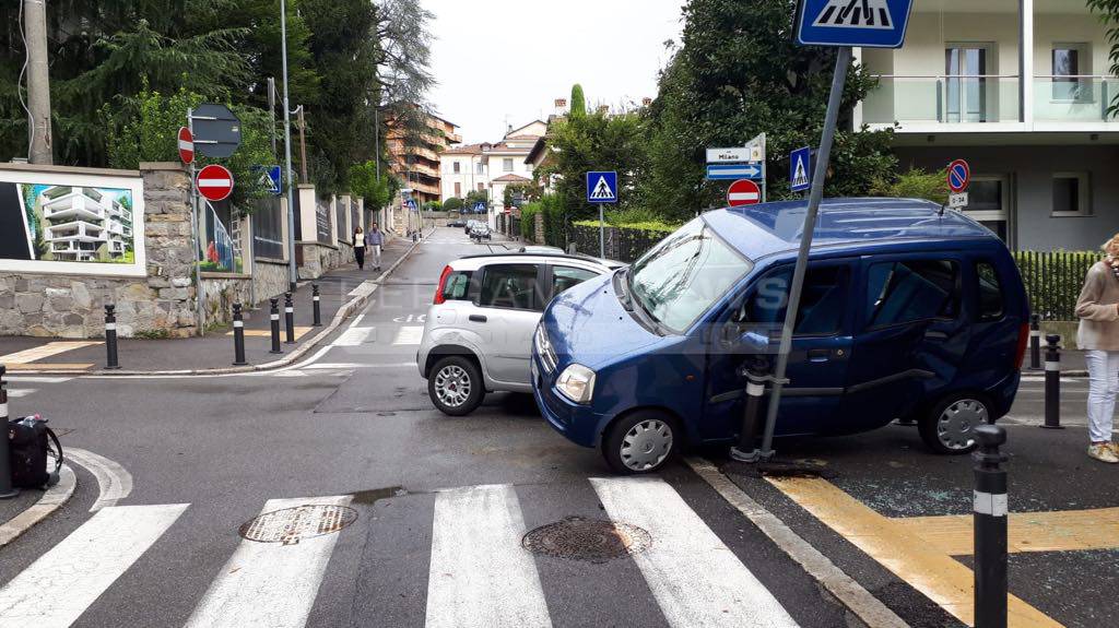 Scontro tra due auto in via Milano