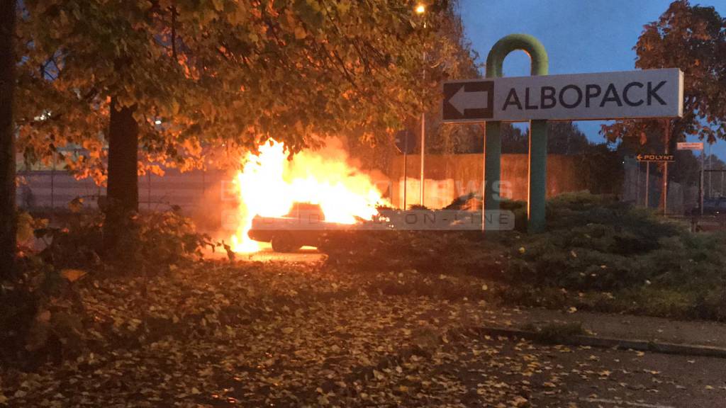 Auto in fiamme a Brembate Sopra