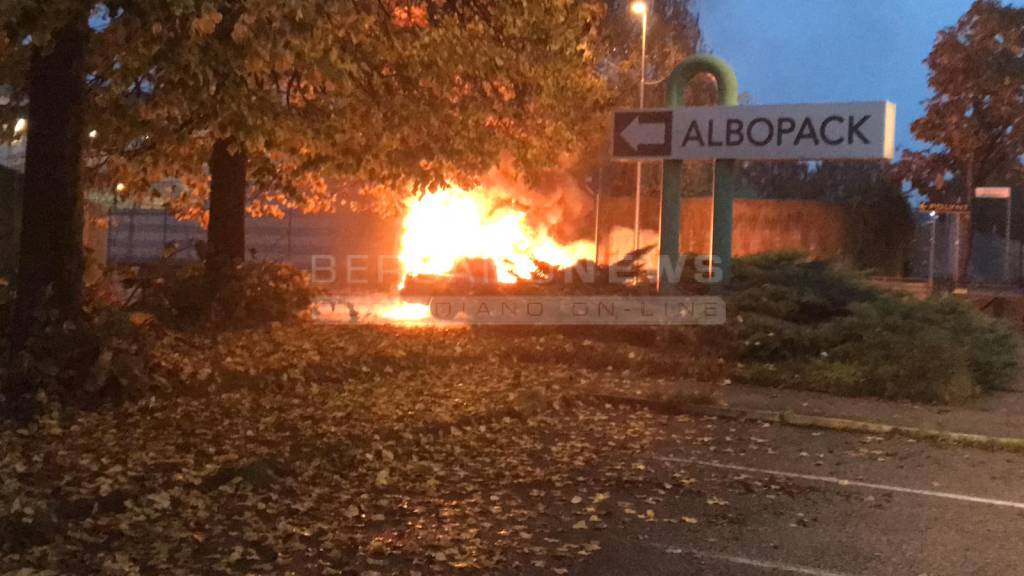 Auto in fiamme a Brembate Sopra