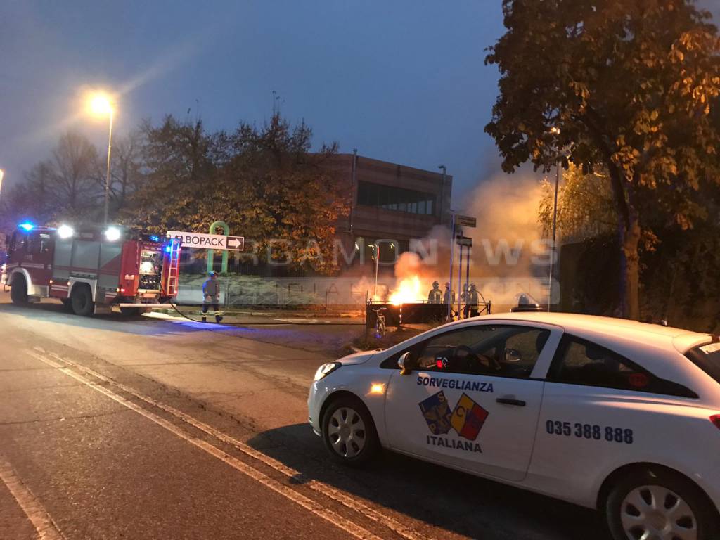 Auto in fiamme a Brembate Sopra