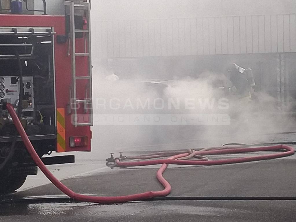 auto in fiamme a clusone