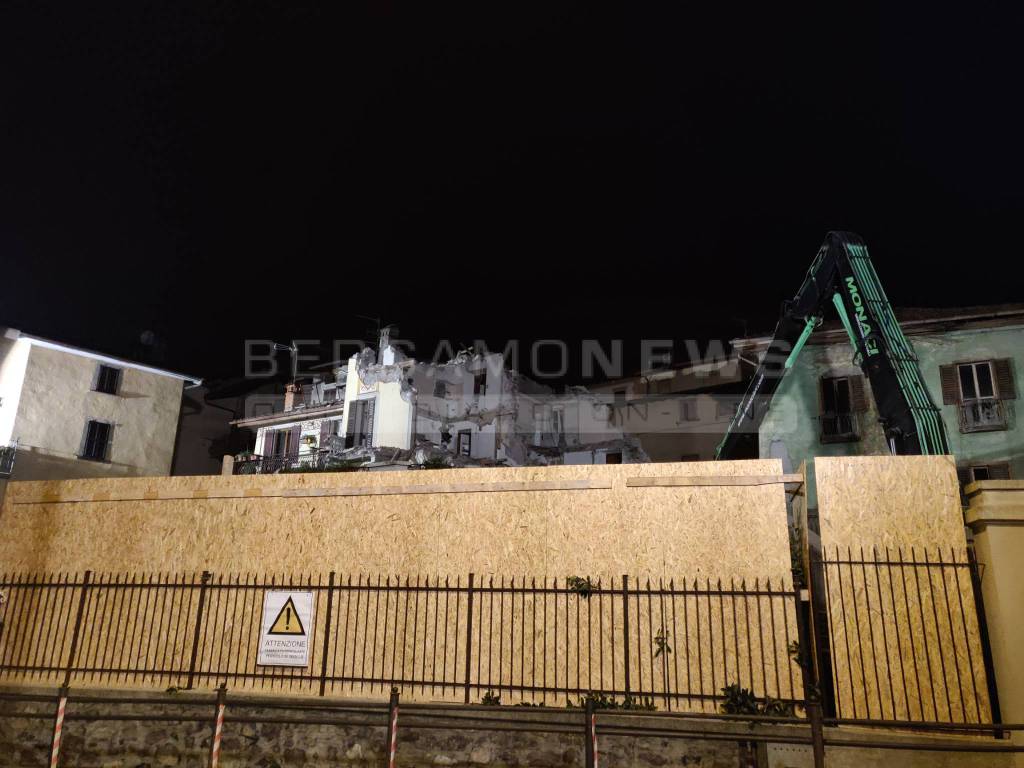 demolizione della casa esplosa a San Giovanni Bianco