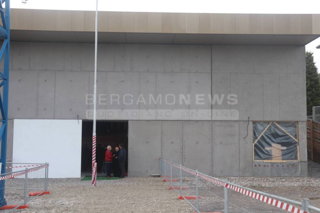 Sotto il Monte, gli abitanti visitano il cantiere del nuovo teatro