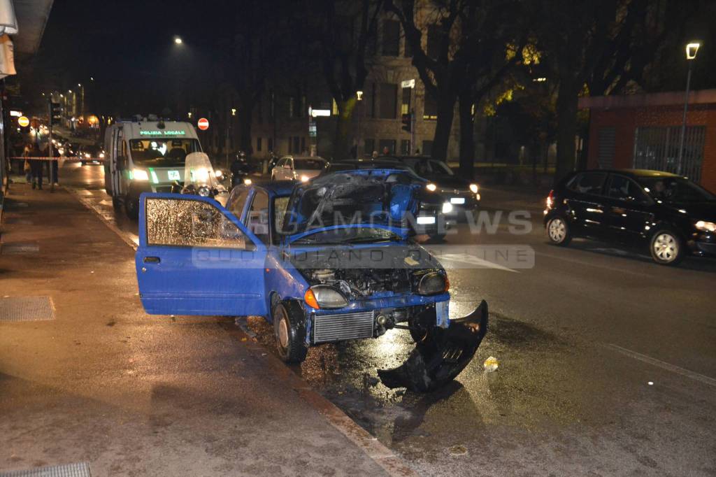 Auto in fiamme in via Maj