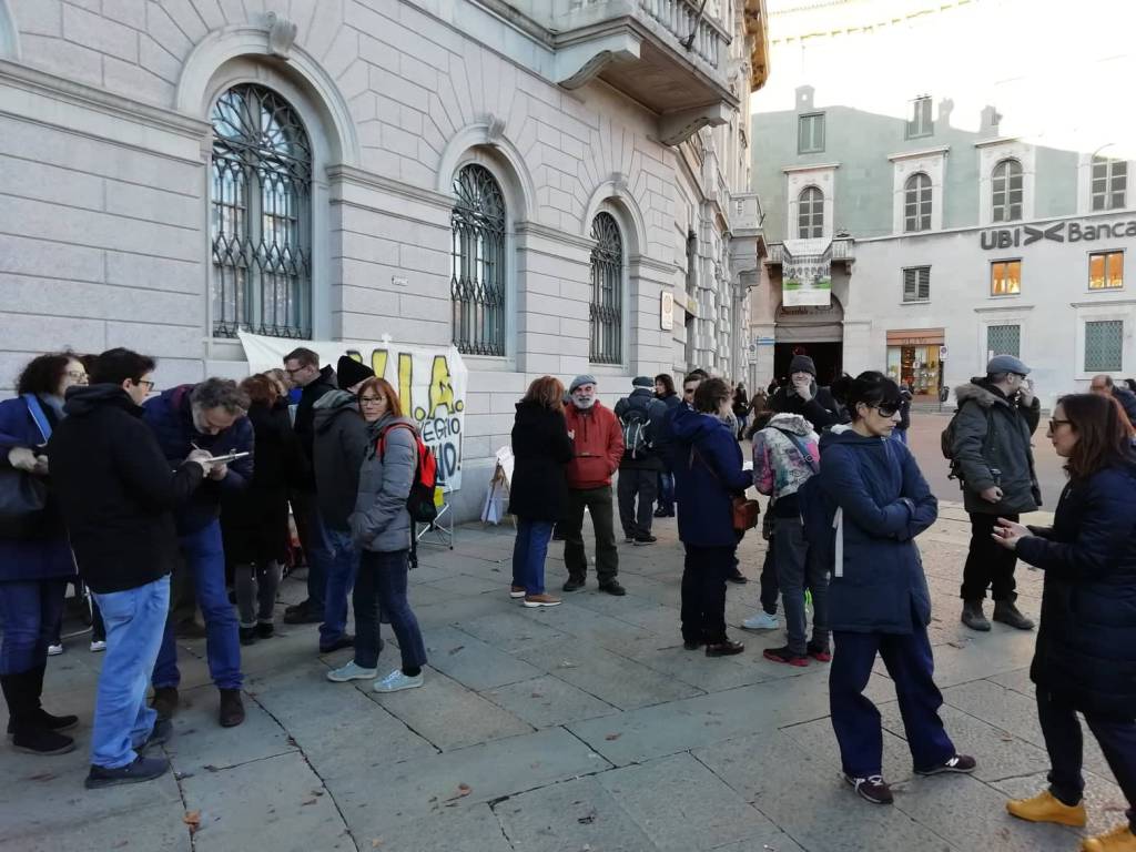 I NoParkingFara raccolgono firme davanti a Palafrizzoni