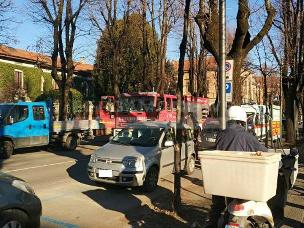 Sbanda e si ribalta in mezzo alla strada: 79enne ferita a Treviglio