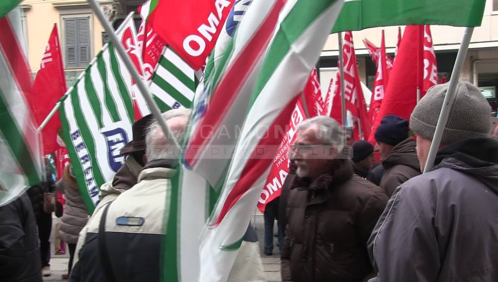 presidio dei pensionati davanti alla prefettura 