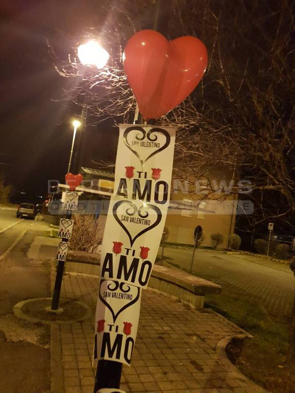 Palloncini rossi e cartelli romantici a Briolo