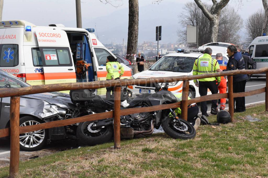 Città Alta, scontro auto-moto lungo le Mura: muore un uomo