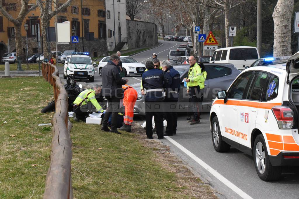 Città Alta, scontro auto-moto lungo le Mura: muore un uomo