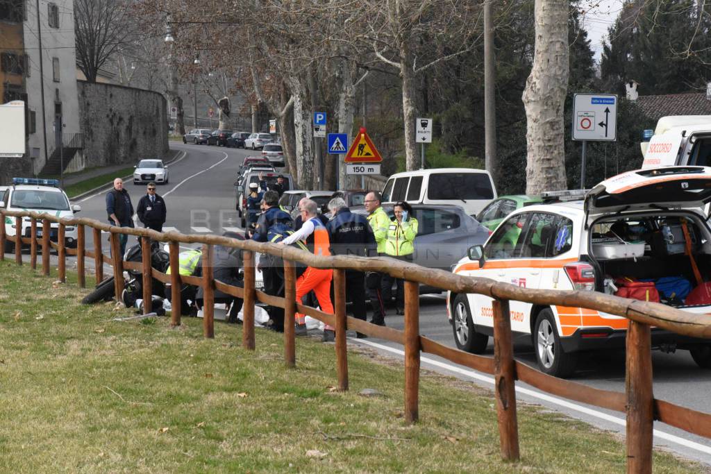 Città Alta, scontro auto-moto lungo le Mura: muore un uomo