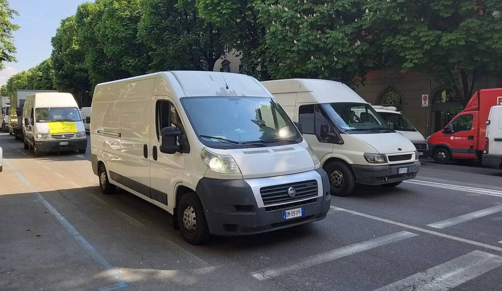 Ambulanti in corteo nel centro di Bergamo