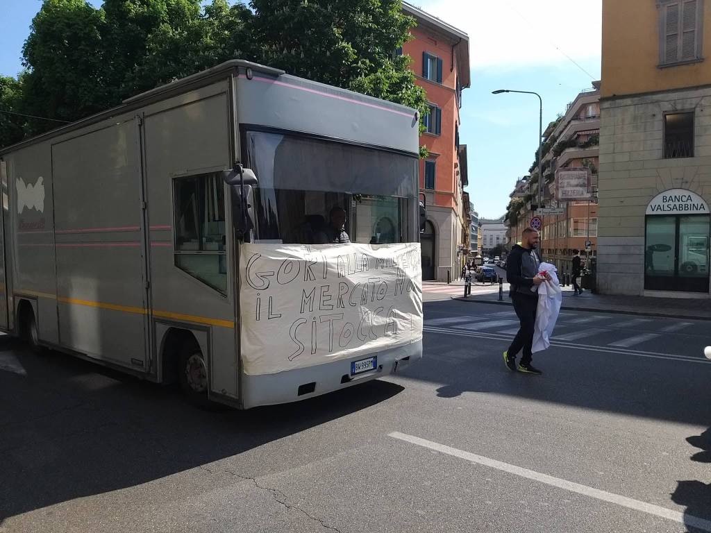 Ambulanti in corteo nel centro di Bergamo