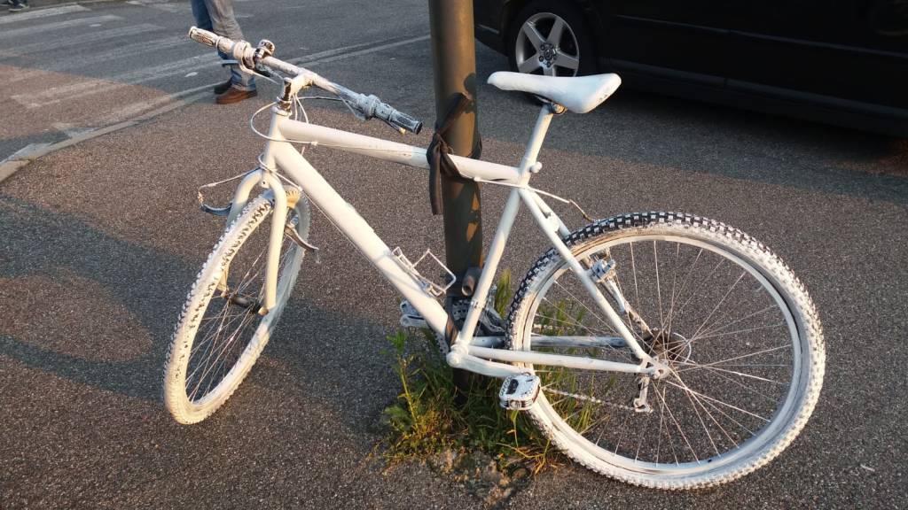 due bici bianche per ricordare Giorgio e Maurizio