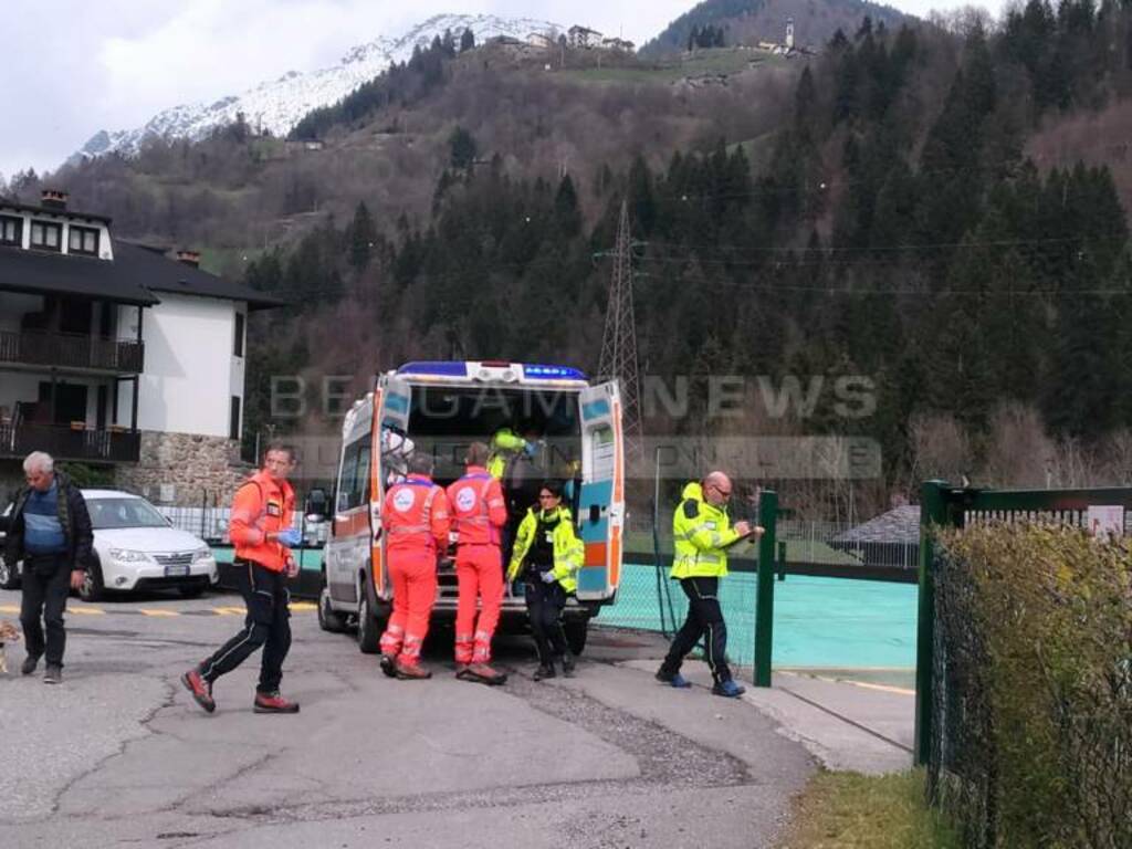 Gromo, cade in bici e finisce contro una recinzione: è grave