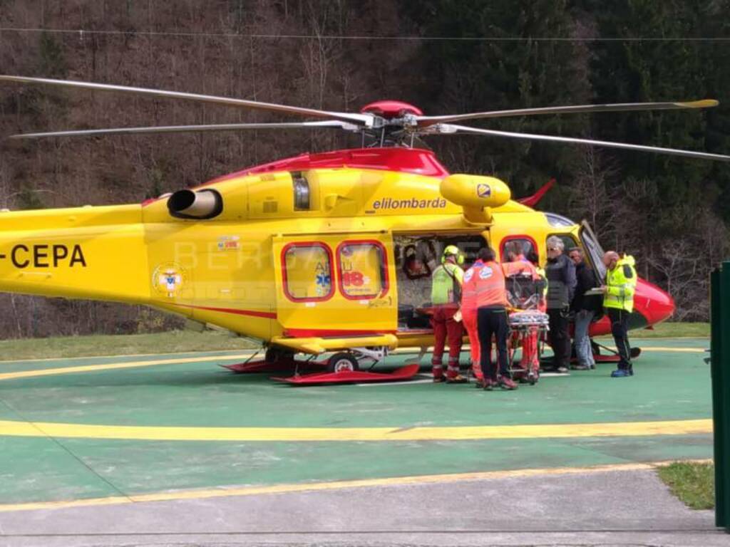 Gromo, cade in bici e finisce contro una recinzione: è grave