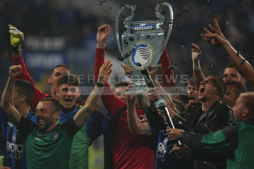 Atalanta, la festa in campo dei giocatori