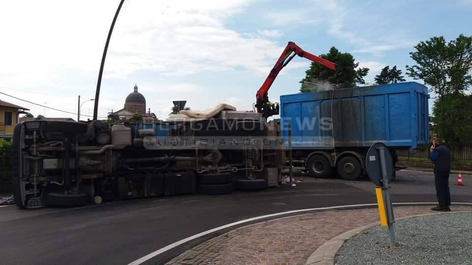 camion ribaltato calcio