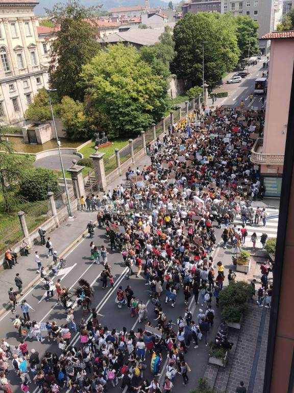 fridays for future a Bergamo - foto dall'alto