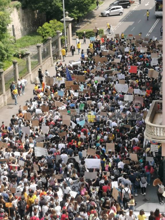 fridays for future a Bergamo - foto dall'alto