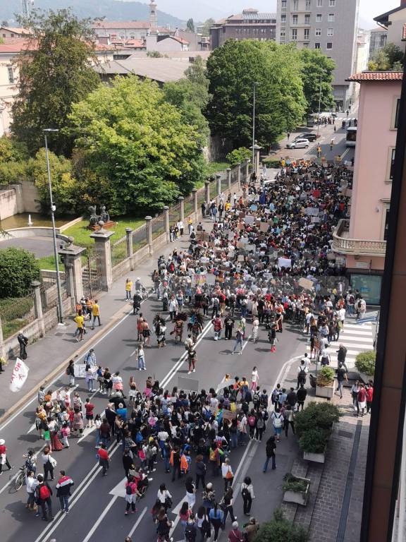 fridays for future a Bergamo - foto dall'alto