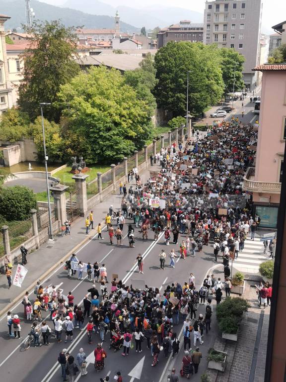 fridays for future a Bergamo - foto dall'alto