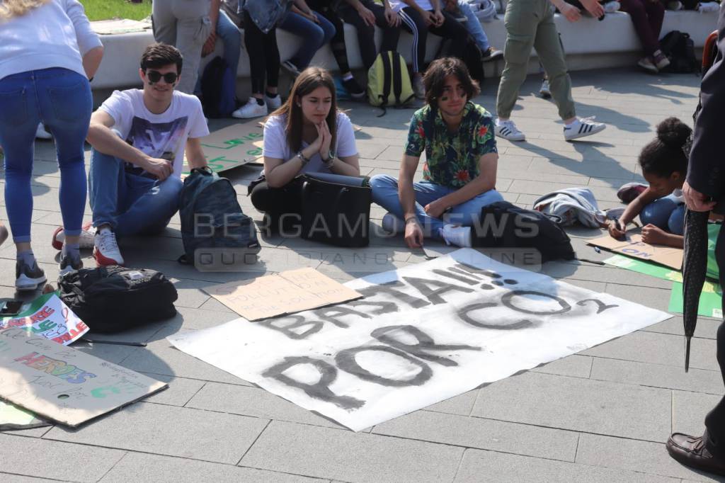 I giovani di nuovo in piazza per il clima 