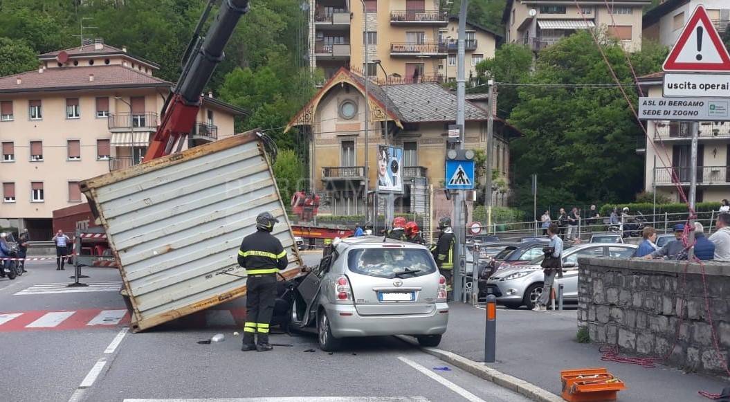 Zogno, camion perde container che finisce sopra un’auto