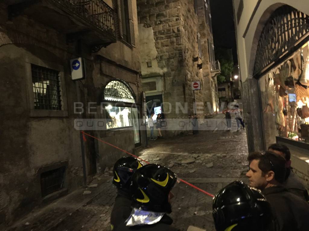 Caduta intonaci da casa di fronte Torre del Gombito