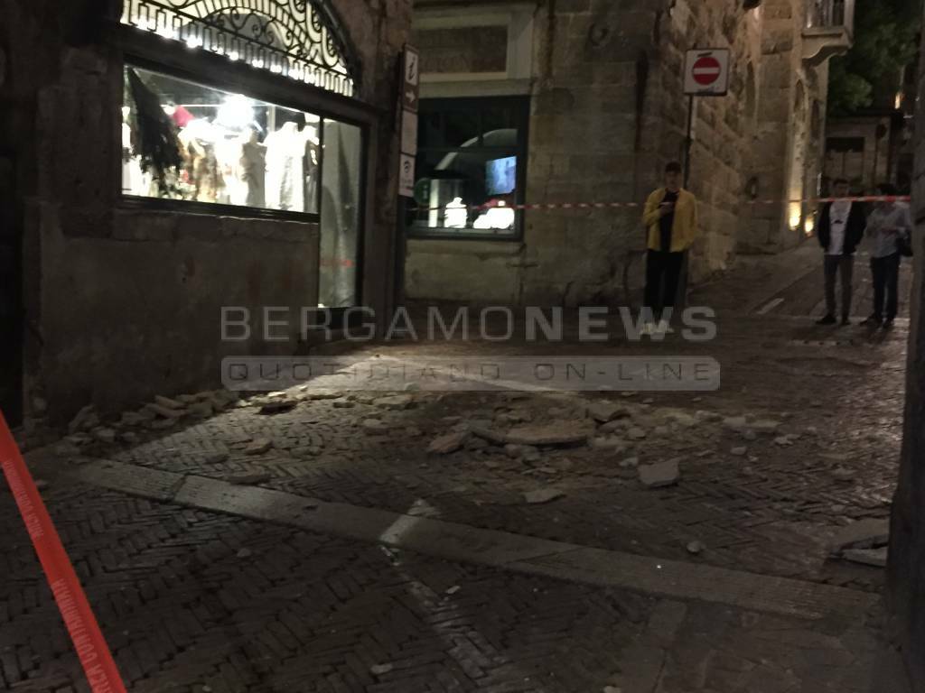 Caduta intonaci da casa di fronte Torre del Gombito