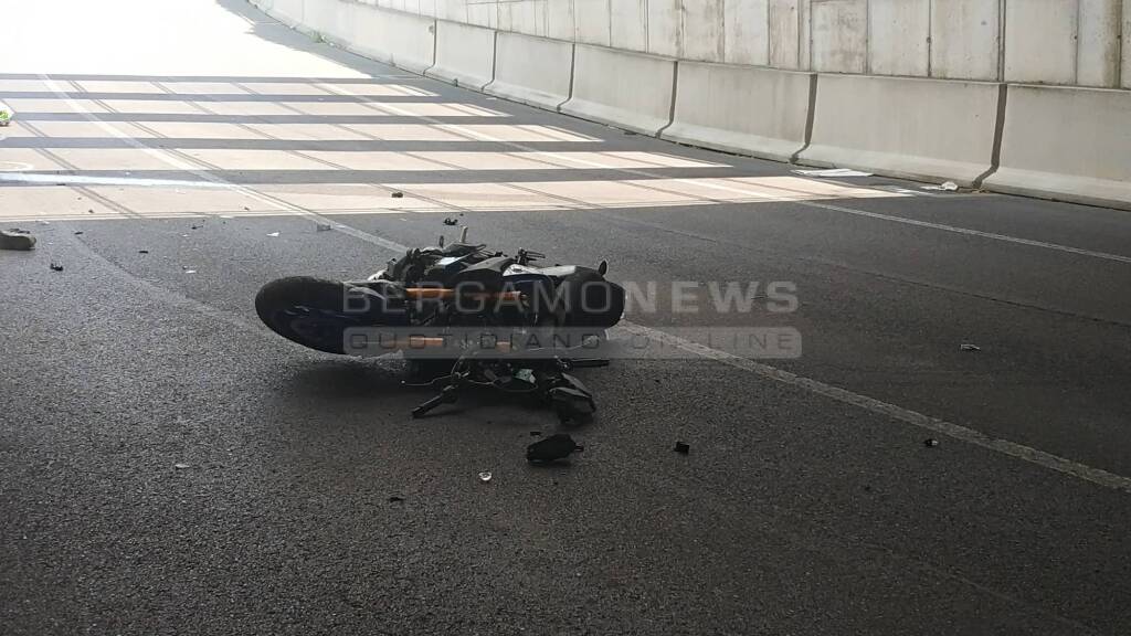 Treviglio, schianto auto-moto al sottopasso Brebemi