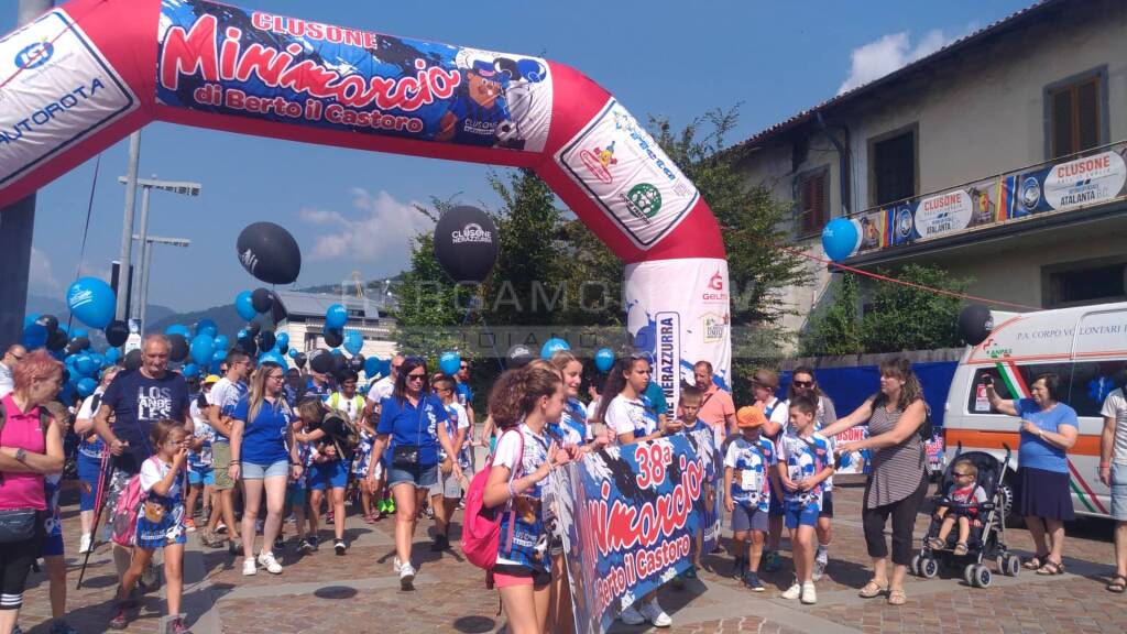 Minimarcia nerazzurra di Berto il Castoro a Clusone