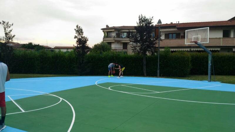 Osio Sotto, i giovani riqualificano il campo di basket